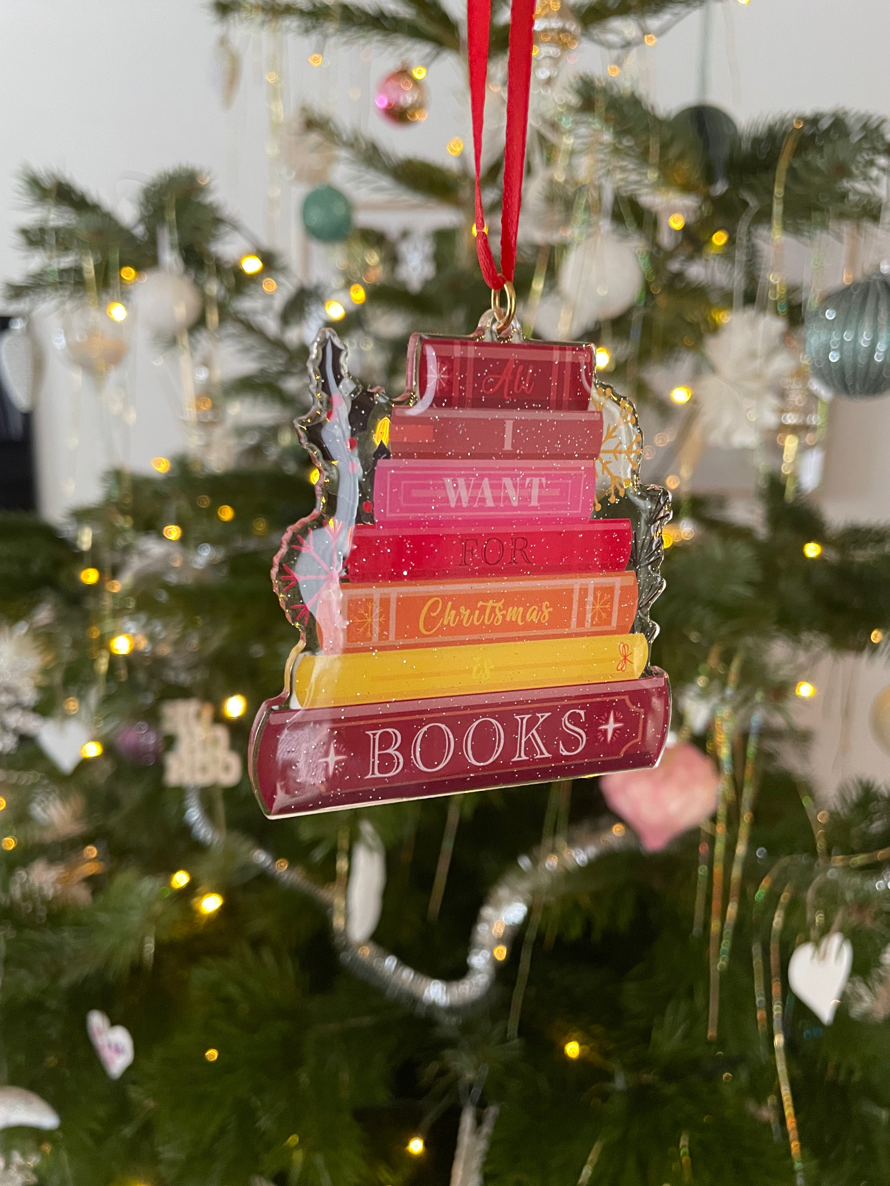 Julepynt med bøger - All I want for Christmas is Books - Bogstak