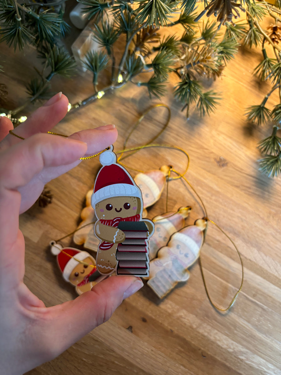 Julepynt i træ - Gingerbread man with books