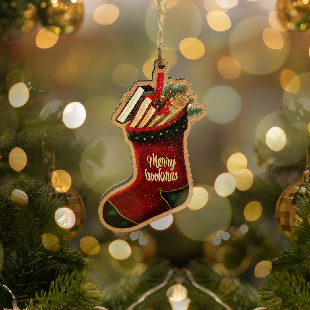 Julepynt i træ - Rød julesok med bøger i (Merry Bookmas)