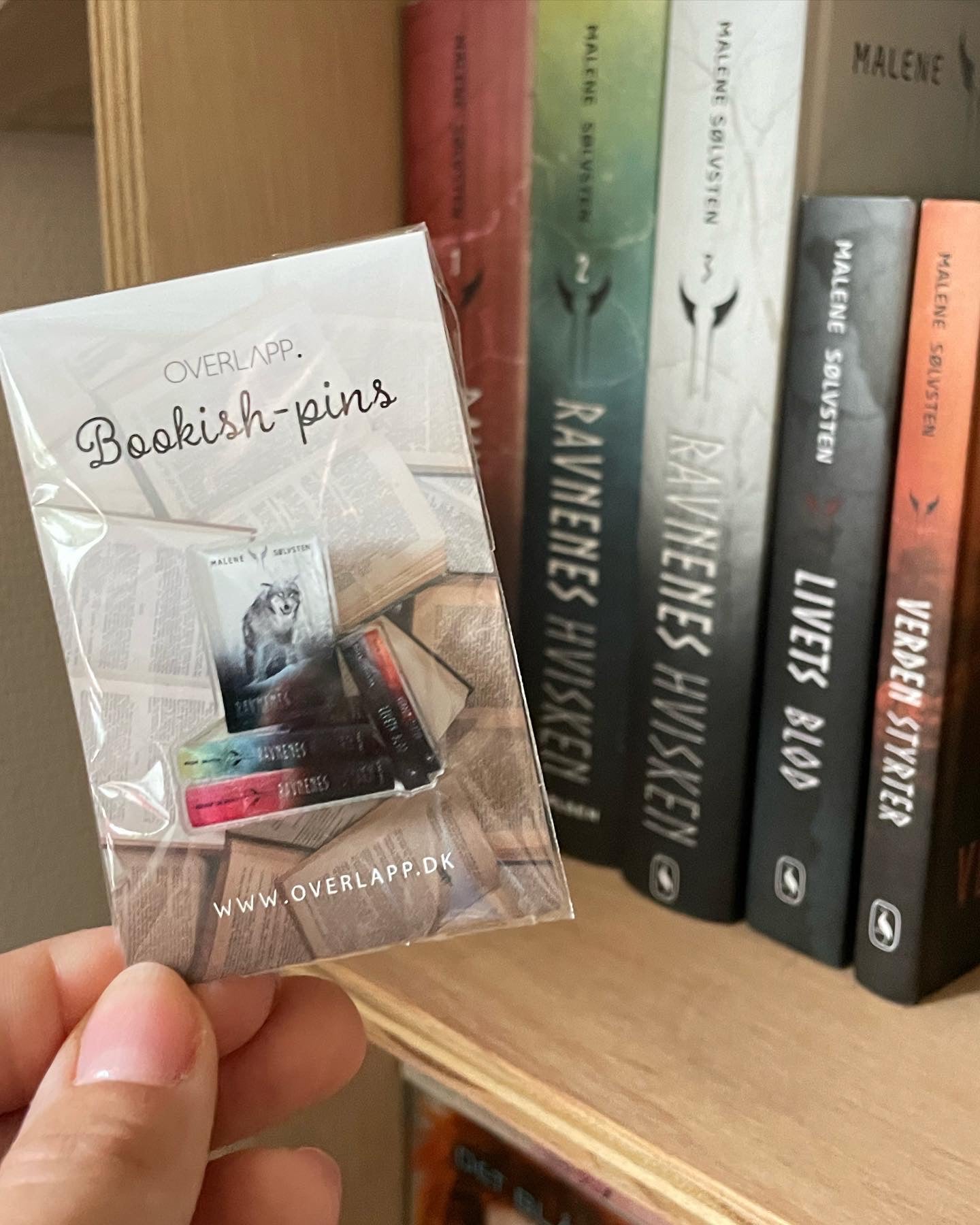 Bookish Pins - Ravnenes Hvisken trilogi