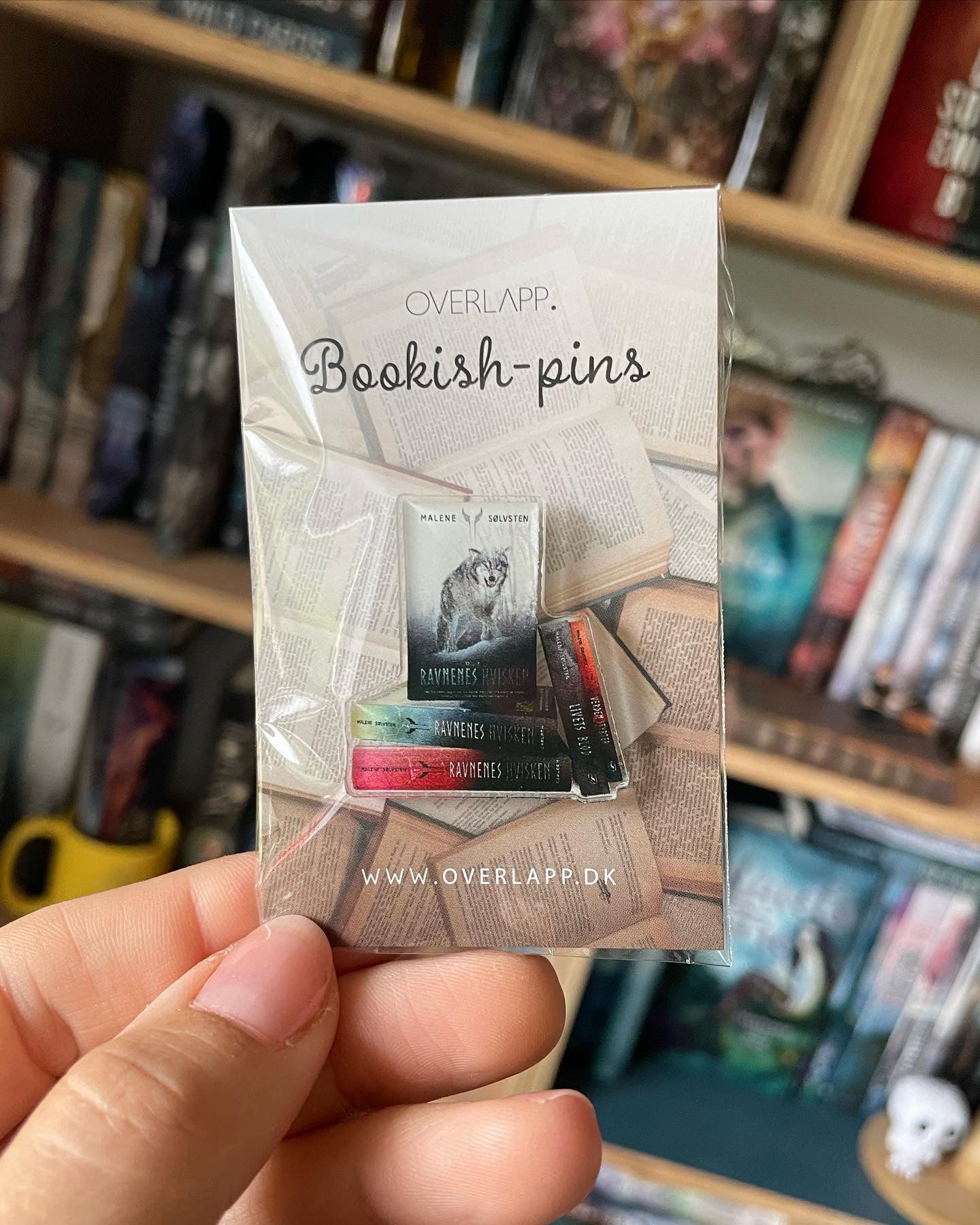 Bookish Pins - Ravnenes Hvisken trilogi