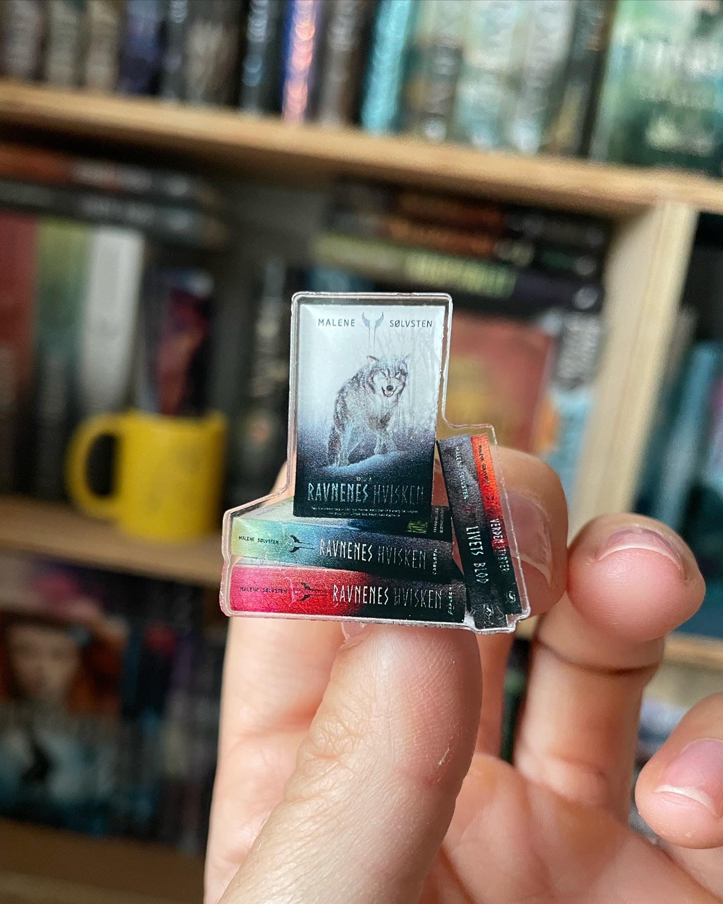 Bookish Pins - Ravnenes Hvisken trilogi