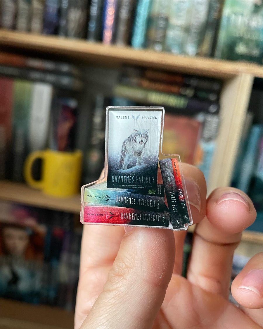 Bookish Pins - Ravnenes Hvisken trilogi