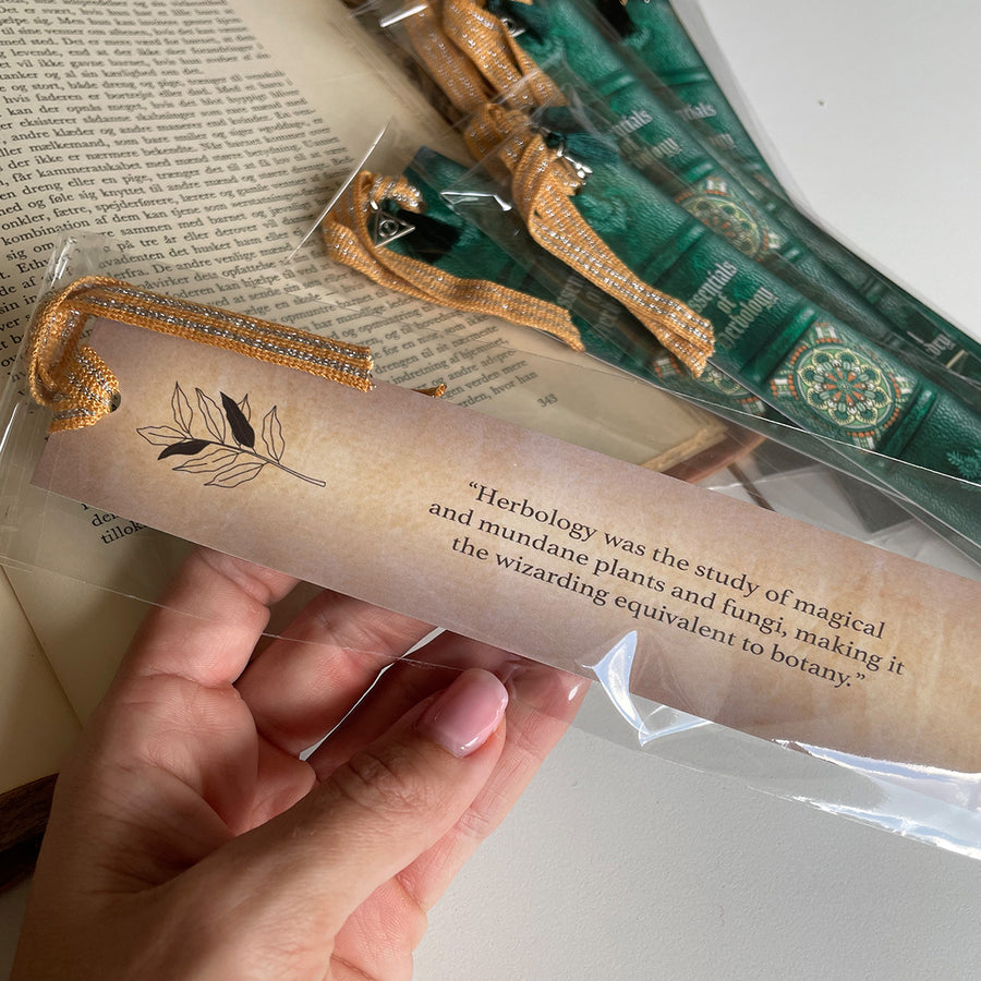Bogmærke - Bookspines 'Essentials of Herbology'