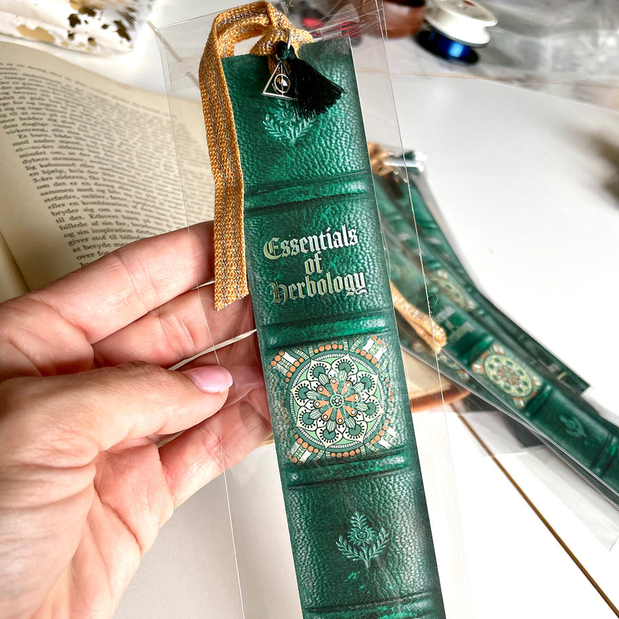 Bogmærke - Bookspines 'Essentials of Herbology'
