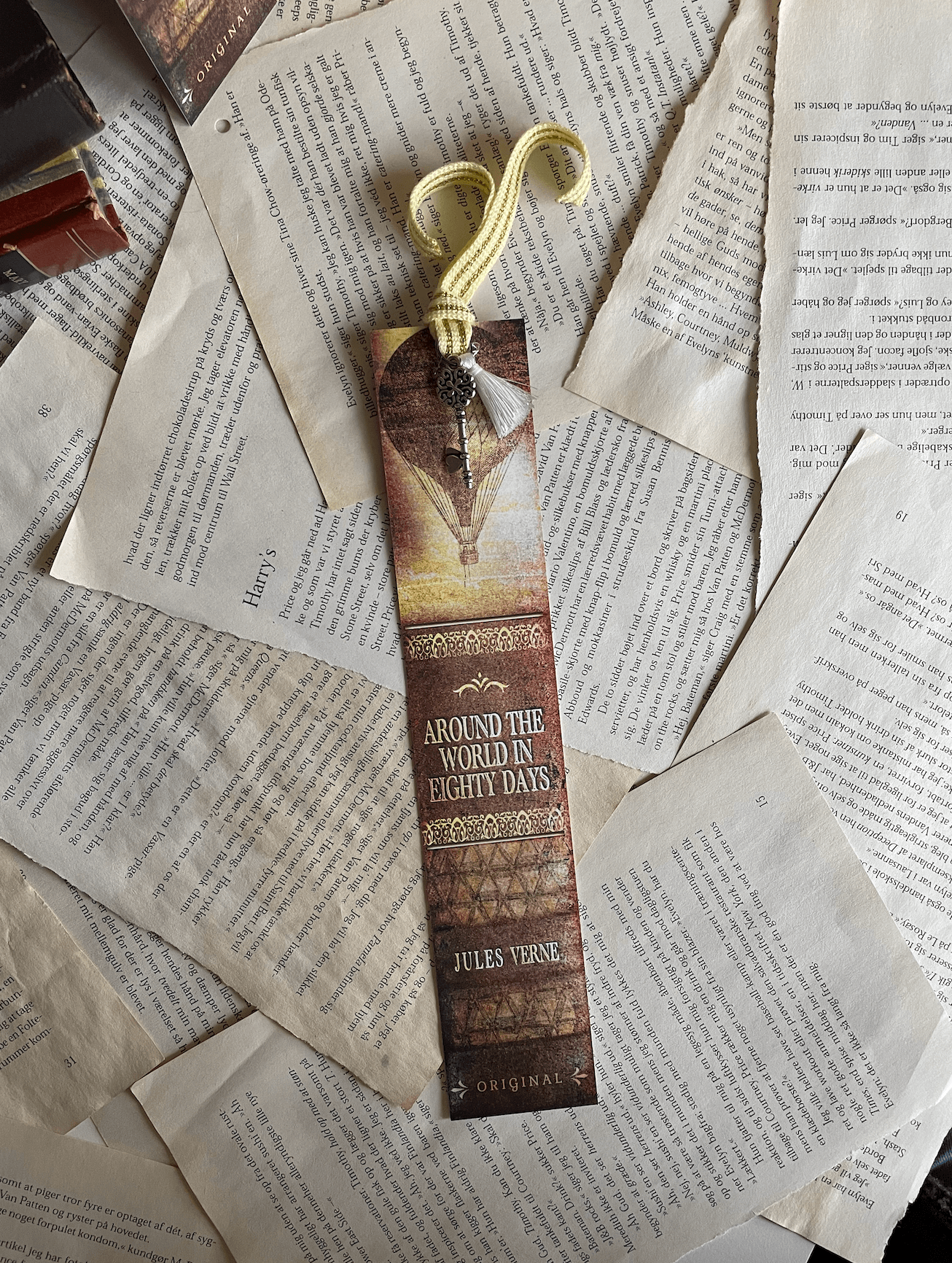 Bogmærke - Bookspines 'Around the World in Eighty Days'